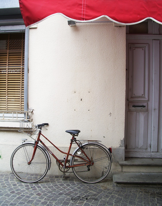 bicyclette et store à peu près assorti, Le Grau-du-Roi, 2004 © Emmanuel Bertrand
