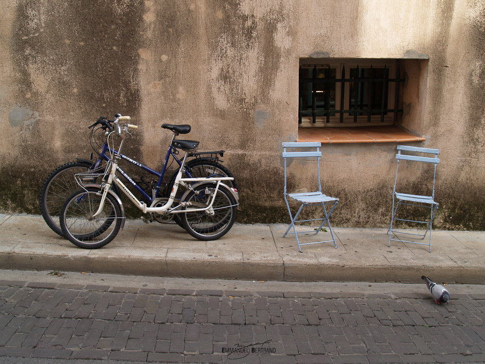 2 vélos, 2 chaises, 1 pigeon, Saint-Tropez, 2007 © Emmanuel Bertrand