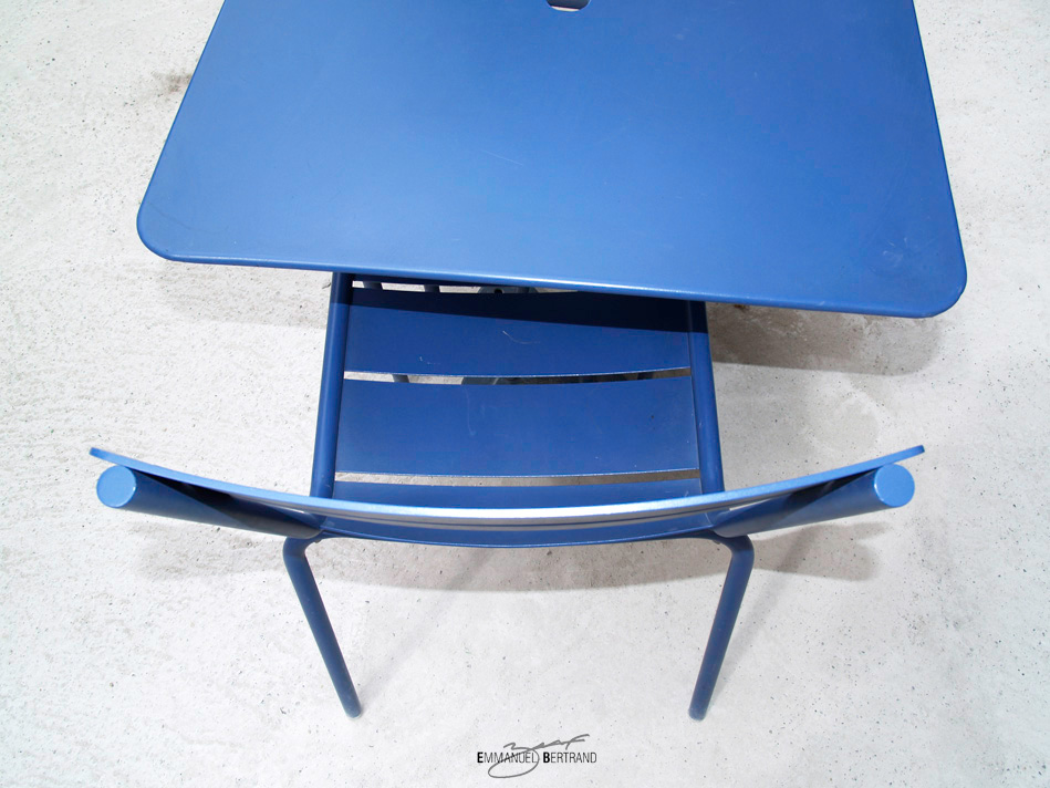 table et chaise bleue, 2007 © Emmanuel Bertrand